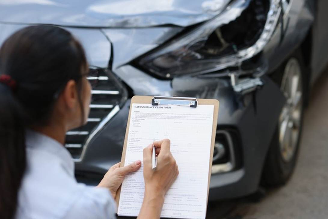 A person writing on a clipboard

AI-generated content may be incorrect.